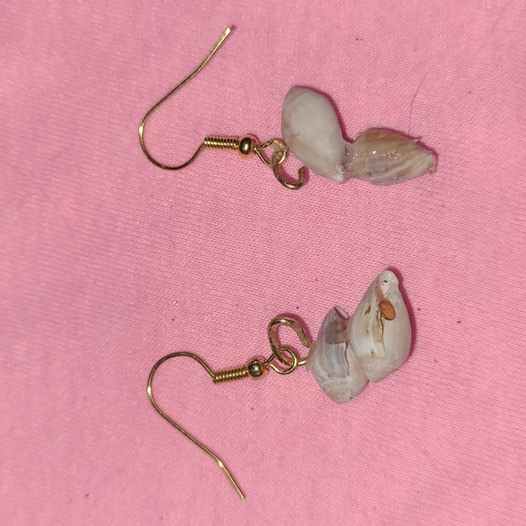 Shell earrings - Picture 2 of 3